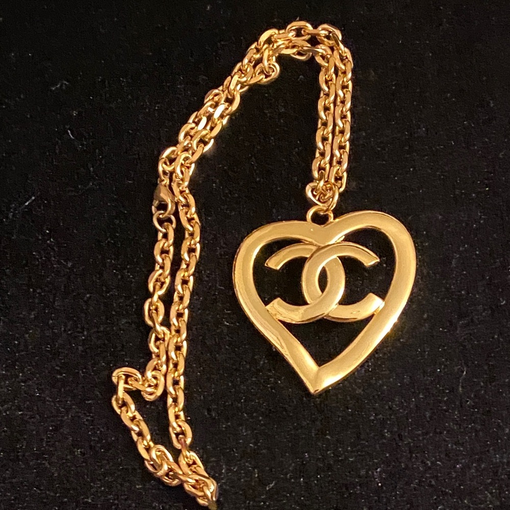 CHANEL Gold Heart Pendant Necklace with Interlocking CC - Picture 8 of 9